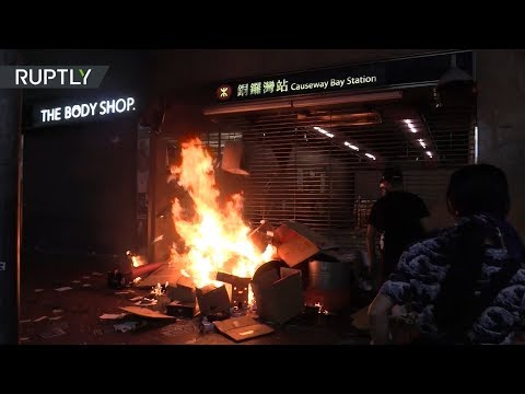 В Гонконге протестующие перешли все границы. Видео