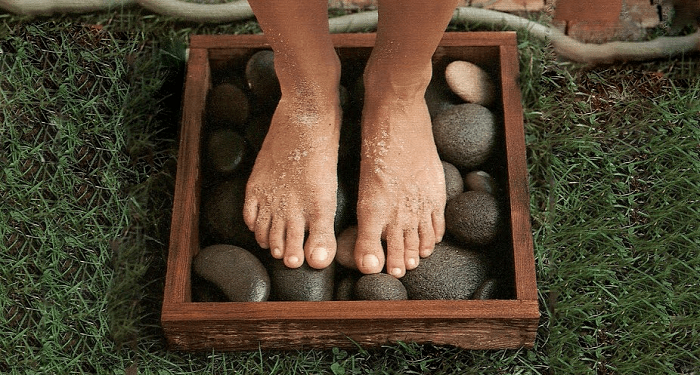 Положите в старую картинную раму гладкие камни и мойте там ноги. / Фото: domoholic.ru Положите в старую картинную раму гладкие камни и мойте там ноги. / Фото: domoholic.ru