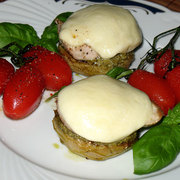 Медальоны из индейки на донышках артишоков с моцареллой и помидорами