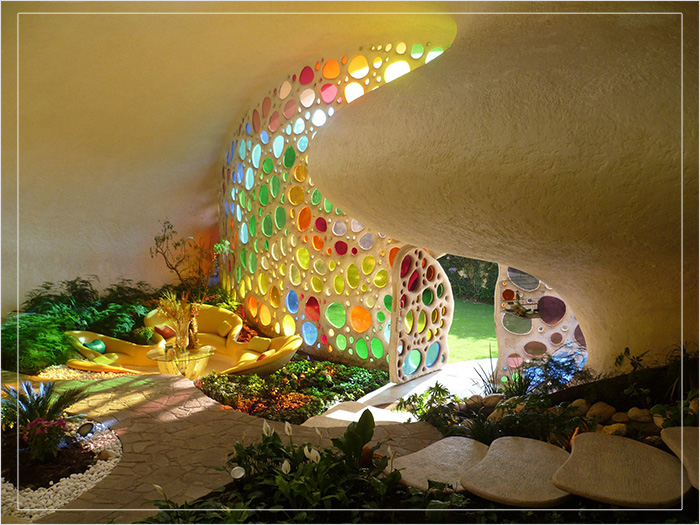 Разноцветные витражи создают сказочную атмосферу внутри дома.