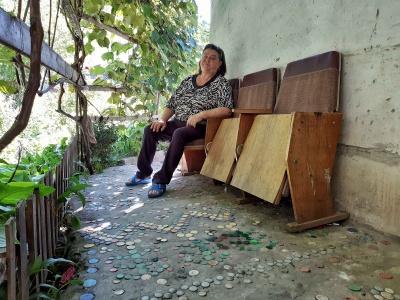Мастерица украсила свой двор, выложив узоры из крышек пластиковых бутылок