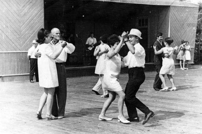 Танцы-обжиманцы: дискотеки СССР, как это было на самом деле (28 фото + 1 видео)