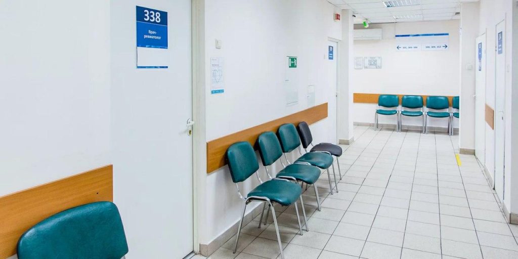 Врачи 25 поликлиник начали прием пациентов по новым адресам