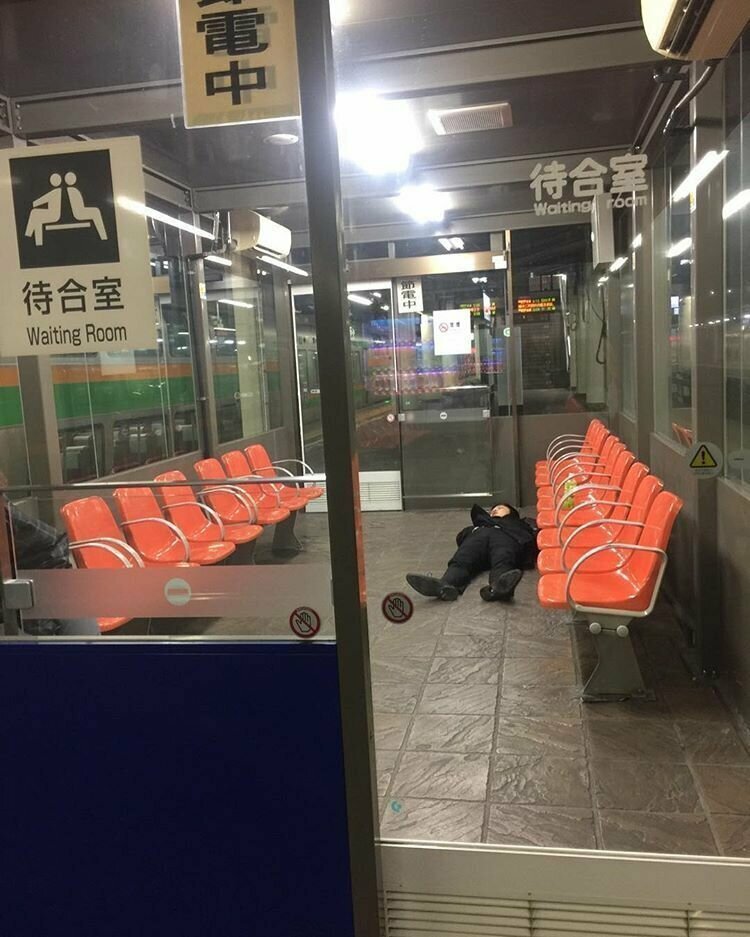 В зале ожидания Примеры того, чему туристы удивляются в Японии
(27 фото)