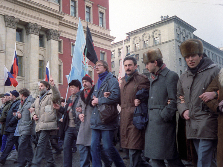 С чего разрушается Родина: от апрельского Пленума 1985 года до падения СССР