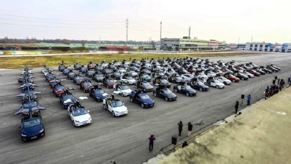В Китае собралось рекордное количество электрокаров Tesla