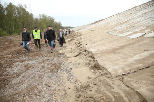 Алиханов отправился на самую большую мусорку Калининграда