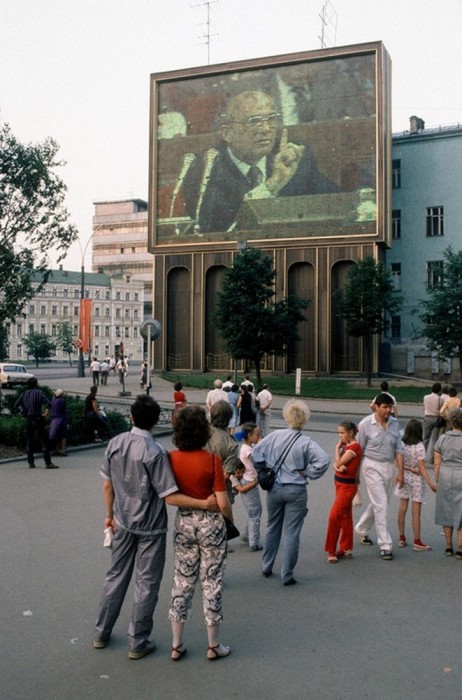 Съезд партии, уличная трансляция. СССР, Москва, 1988 год. Автор фотографии: Chris Niedenthal. Съезд партии, уличная трансляция. СССР, Москва, 1988 год. Автор фотографии: Chris Niedenthal.
