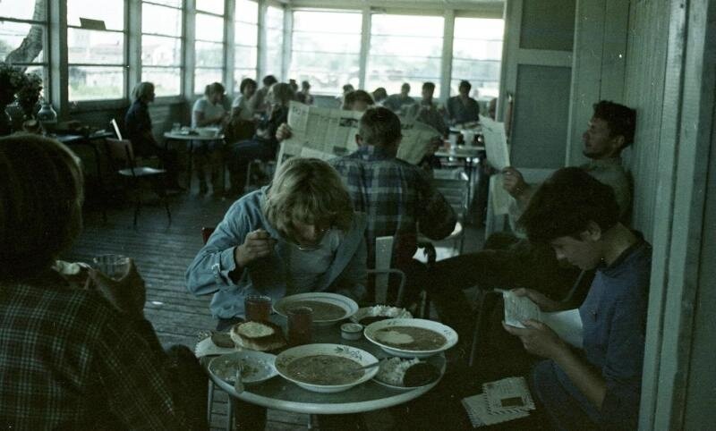 Студенты стройотряда МГУ в столовой Всеволод Тарасевич, 1967 год, Архангельская обл., Соловецкий о., МАММ/МДФ.