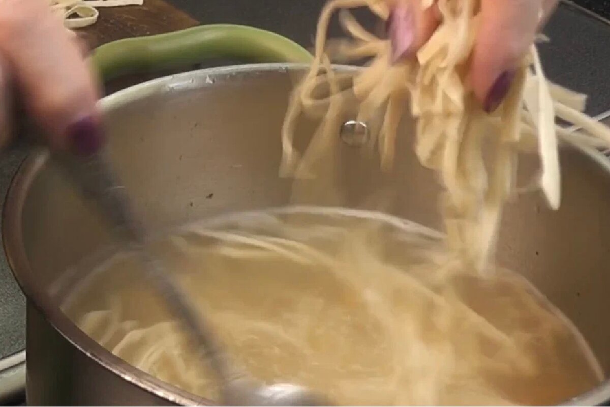 Суп- лапша, настоящая домашняя на курином бульоне. Как приготовить тесто и раскатать лапшу