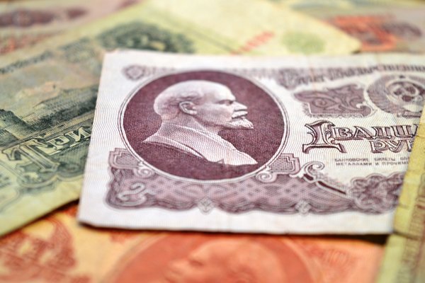 Купюра номиналом в 25 советских рублей, примерно равна сегодняшней 5 тысячной купюре.