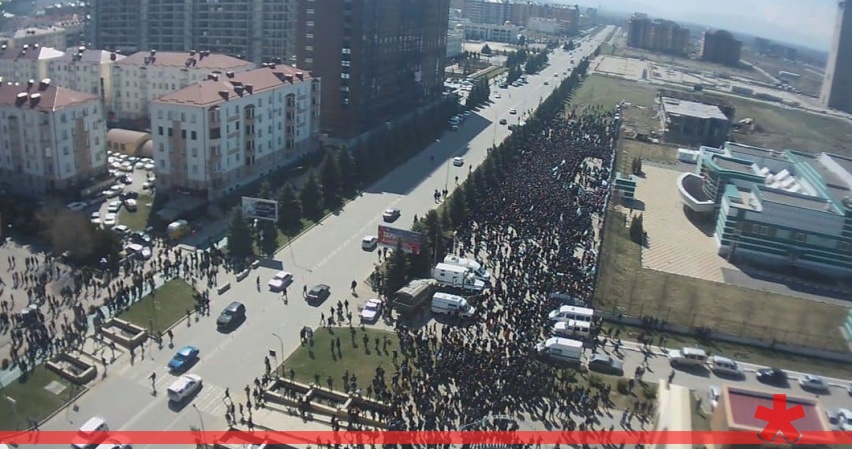 В Магасе начался многотысячный митинг против соглашения о границах с Чечней