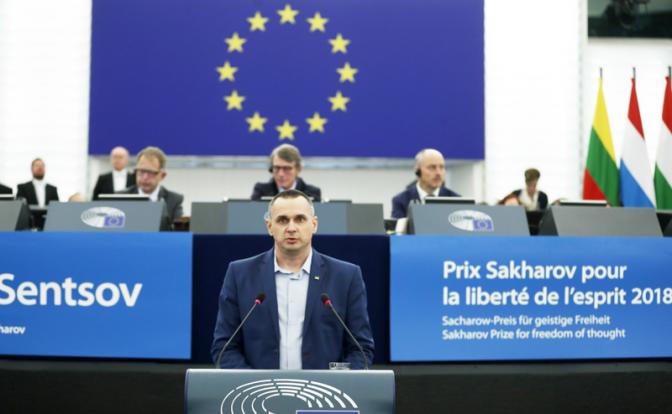 На фото: украинский режиссер Олег Сенцов во время выступления на заседании Европарламента