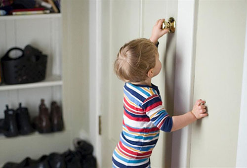 Ребенок пытается открыть дверь