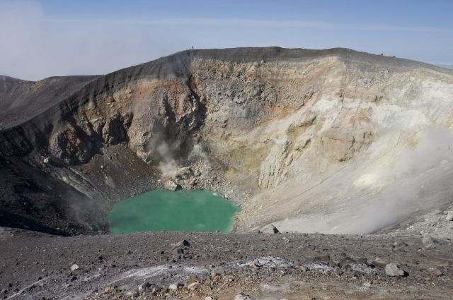 На Курилах вулкан Эбеко выбросил столб пепла высотой три километра