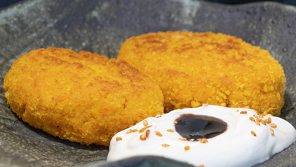 Прикольный способ накормить семью вкусными и полезными морковными котлетами. Готовится просто, ну а на вкус - за уши не оттащишь! Морковь - 500 г
Манка - 2-3 ст.-2