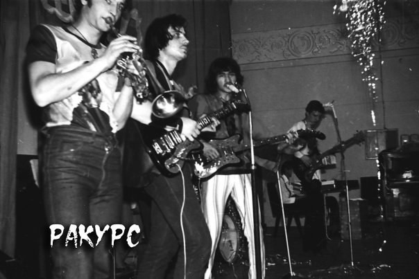 Редкие фото отечественных рок-звезд: застолья, драки и последнее фото Цоя Редкие фото отечественных рок-звезд: застолья, драки и последнее фото Цоя
