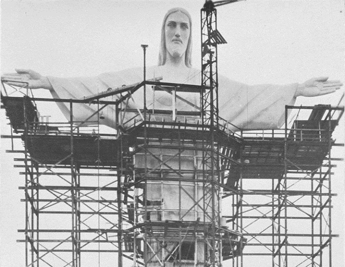 Возведение статуи Христа-Искупителя в Рио-де-Жанейро (1924 г., Бразилия). Возведение статуи Христа-Искупителя в Рио-де-Жанейро (1924 г., Бразилия).