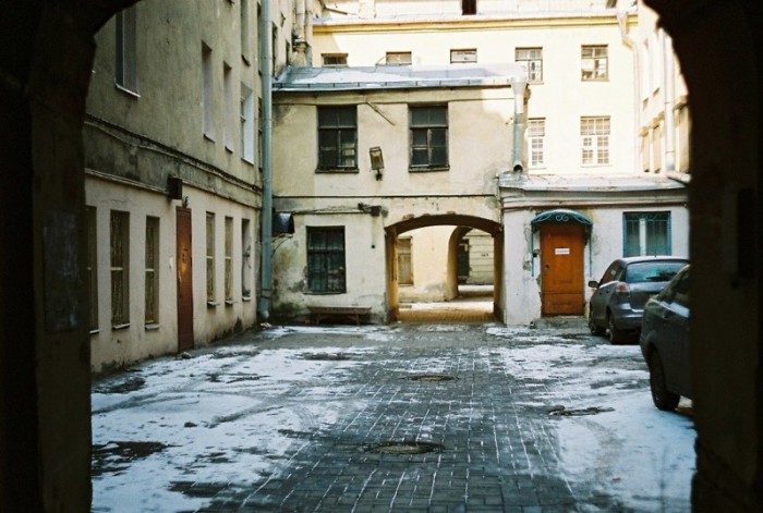Питерский дворик, где-то в исторической части города. Легендарные питерские дворы-колодцы, которые дарят городу особое очарование