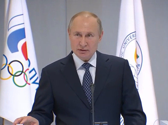 Путин дважды выступил из-за сломанного микрофона Путин дважды выступил из-за сломанного микрофона
