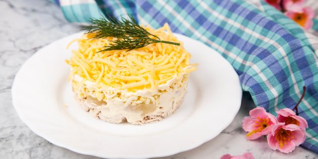 Салат с курицей, ананасом и сыром: простой рецепт