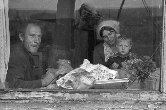 Жизнь советских людей в провинции существенно отличалась от глянцевых плакатов с коммунистической пропагандой. СССР, Новокузнецк, 1980-е годы. Жизнь советских людей в провинции существенно отличалась от глянцевых плакатов с коммунистической пропагандой. СССР, Новокузнецк, 1980-е годы.