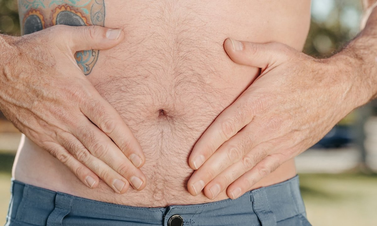 Вздутие живота может быть симптомом долгого ковида — кишечник работает «вяло»
