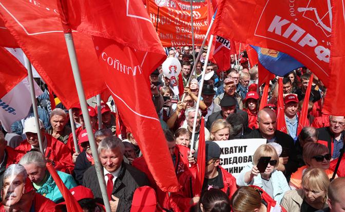 На фото: участники акции протеста КПРФ "За справедливость и права граждан! Остановим произвол власти! Защитим Грудинина!" на площади Революции в Москве