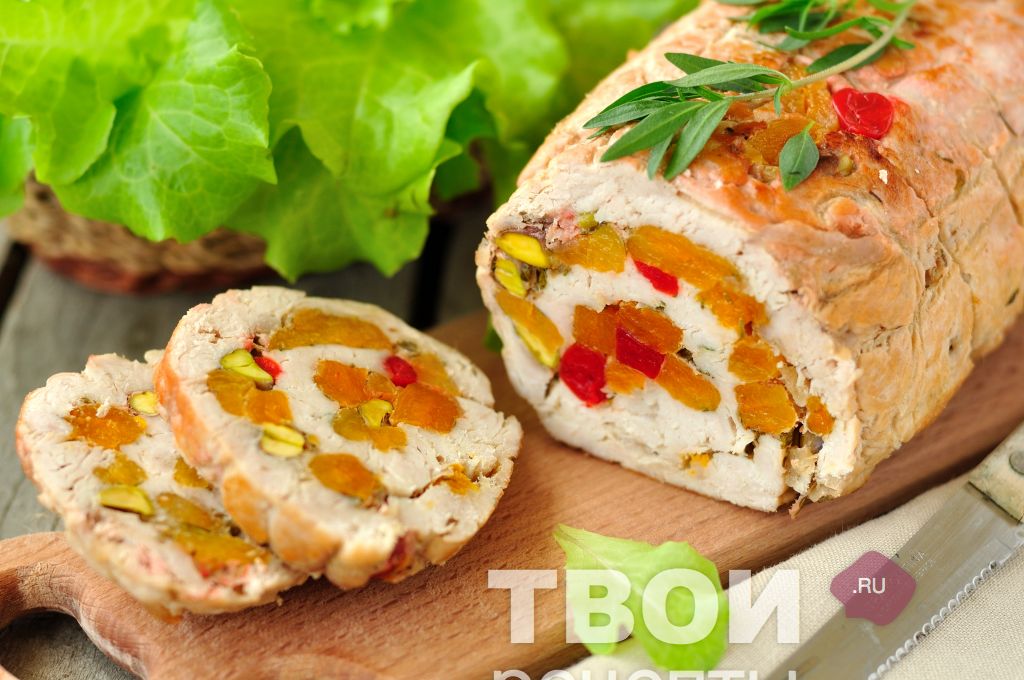 Рулет из индейки с сухофруктами и орехами