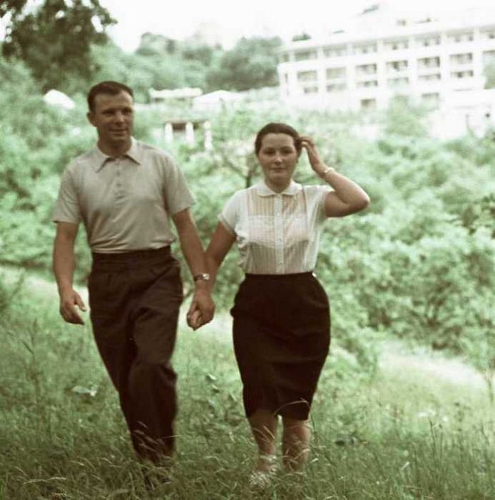 Эта мудрая женщина смогла стать надежным тылом для Юрия Гагарина. Вот как она выглядит сейчас… Эта мудрая женщина смогла стать надежным тылом для Юрия Гагарина. Вот как она выглядит сейчас…