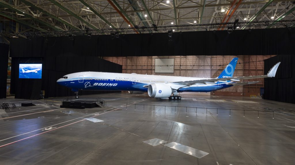 Представлен первый самолет Boeing 777X