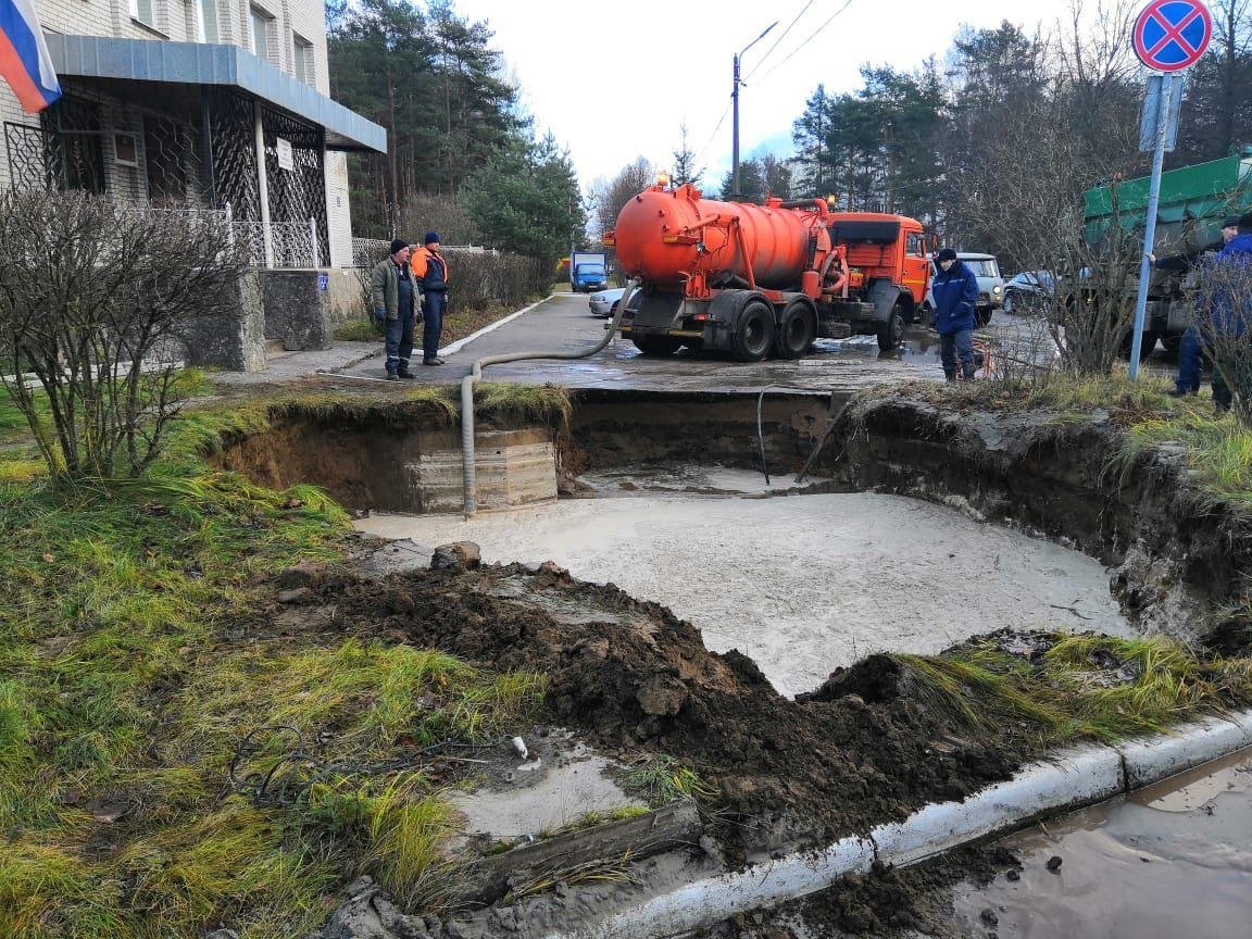 Тысячи кировчан остались без холодной воды из-за прорыва трубы