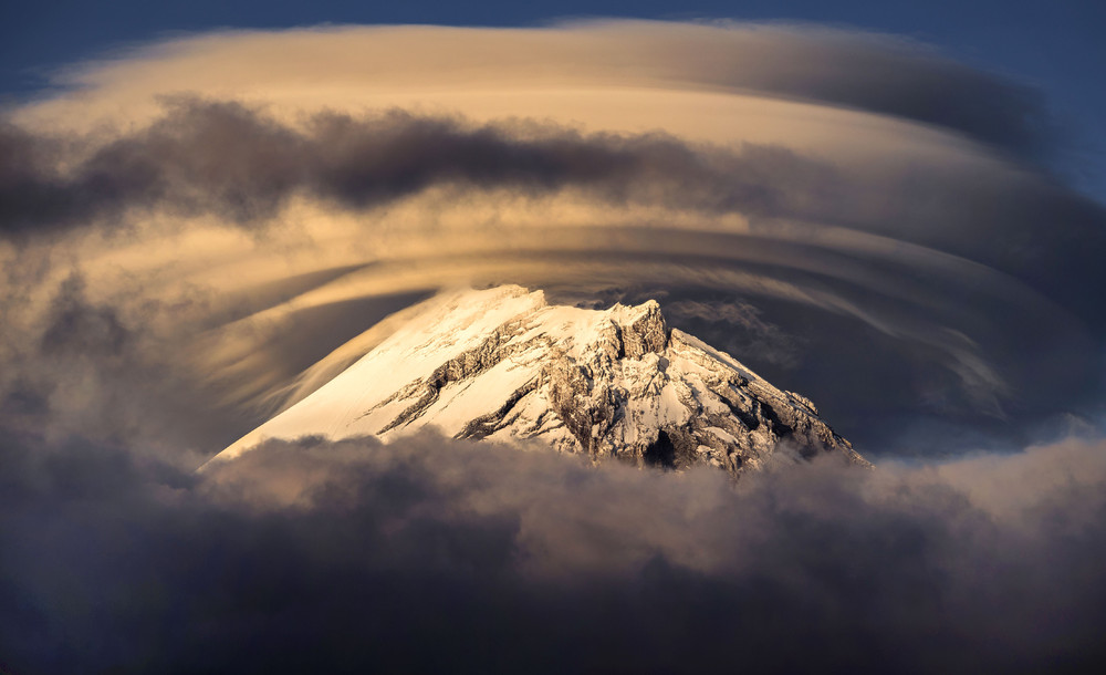 Неописуемая мистическая красота камчатских вулканов, укутанных в облака
