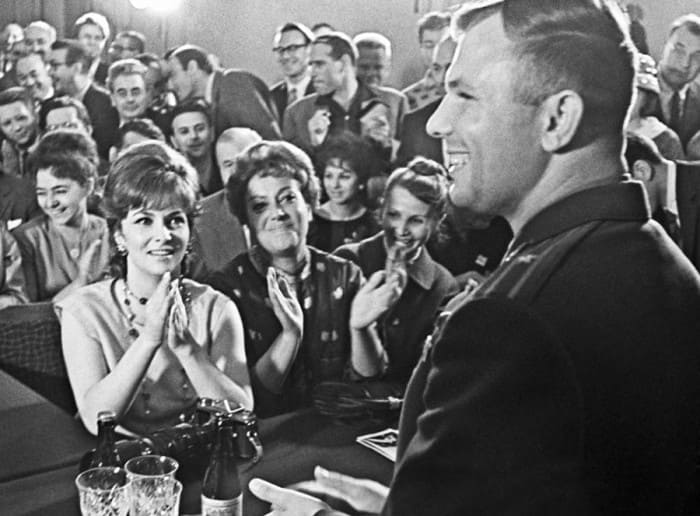 Джина Лоллобриджида и Юрий Гагарин. Москва, 1961 | Фото: dubikvit.livejournal.com Джина Лоллобриджида и Юрий Гагарин. Москва, 1961 | Фото: dubikvit.livejournal.com