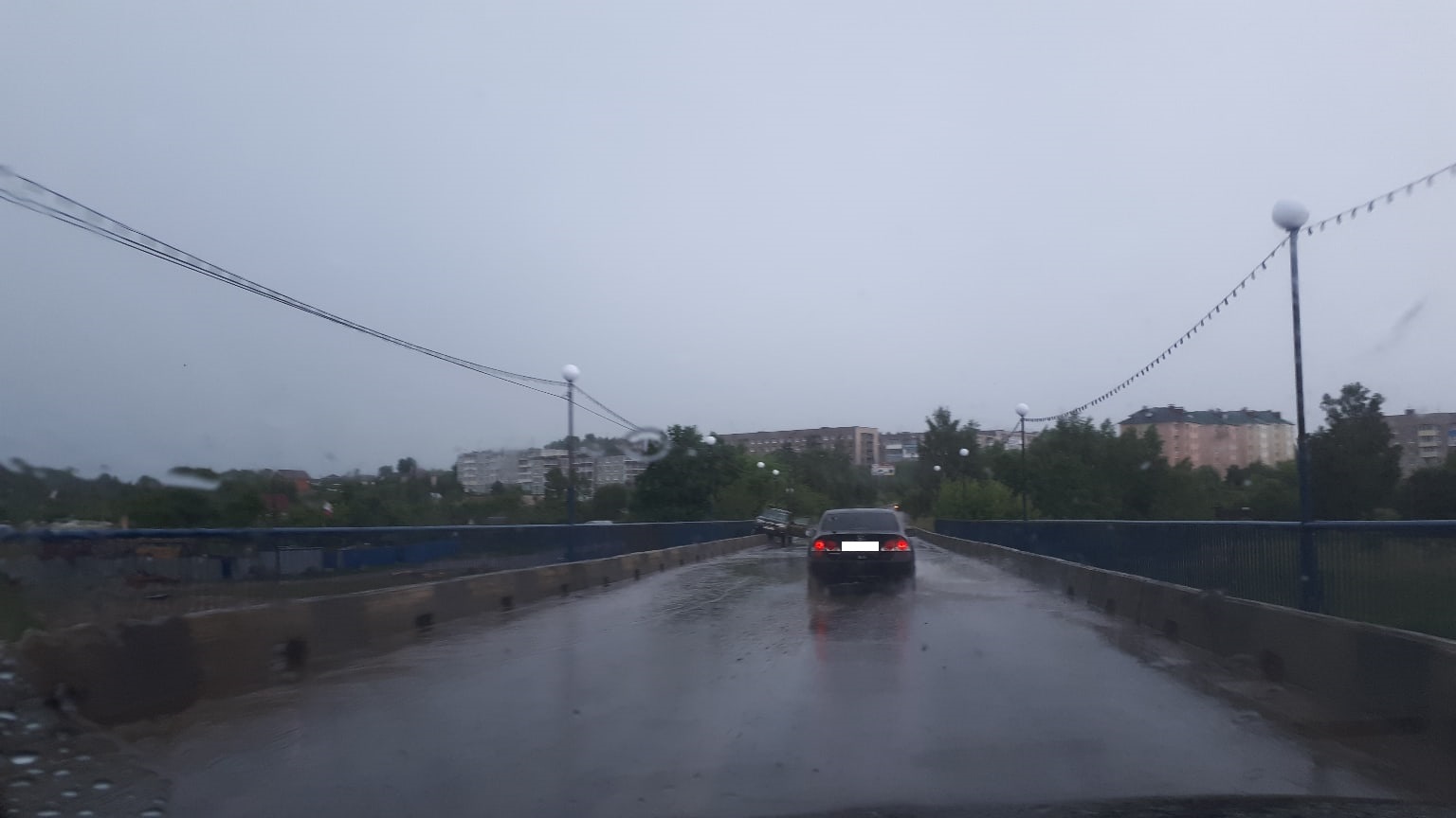 Пожилая женщина на «Рено» пересекала мост в Тверской области по бетонному ограждению