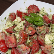 Салат с моцареллой и помидорами