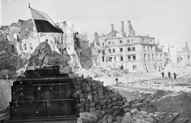 Польский флаг над освобождённой Варшавой. 1945