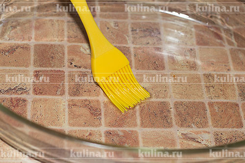 Шарлотка со сливой Форму для запекания смазать небольшим количеством растительного масла. Духовку разогреть до 200 градусов.