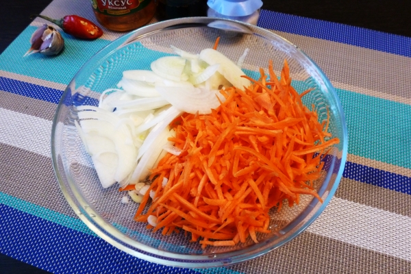 Натереть морковь и порезать лук