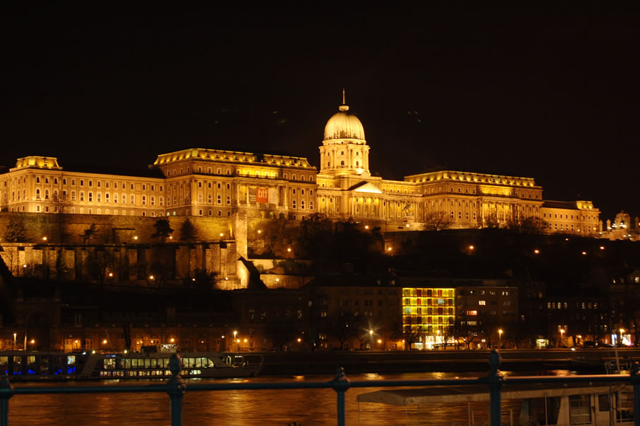 Будапешт, отель Buda Castle ночью