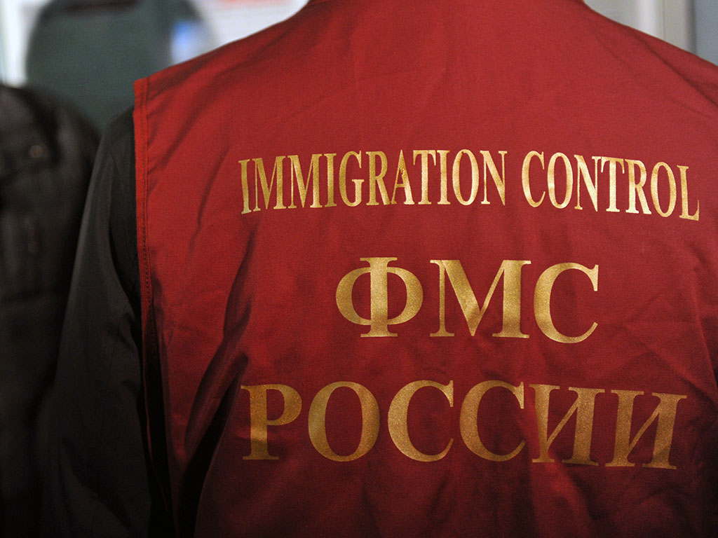 Трудовые мигранты массово покидают Россию из-за ослабления рубля