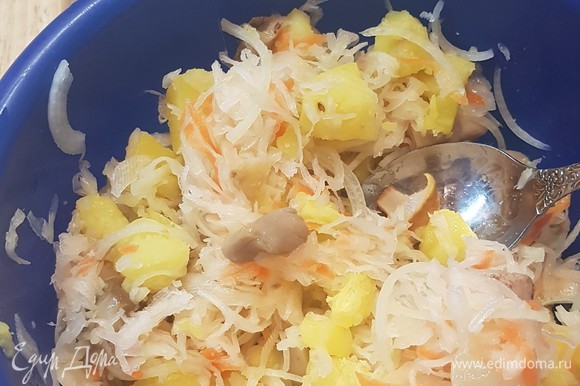 Добавить квашеную капусту. Все перемешать. Посолить по вкусу, добавить сахар, заправить подсолнечным маслом. Приятного аппетита. Добавить квашеную капусту. Все перемешать. Посолить по вкусу, добавить сахар, заправить подсолнечным маслом. Приятного аппетита.