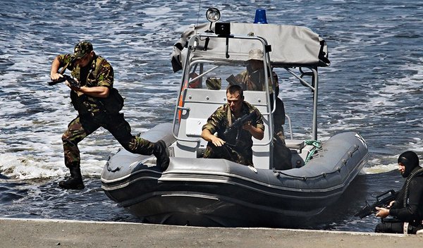 Как морпехи РФ пришли на помощь, захваченному пиратами, танкеру Как морпехи РФ пришли на помощь, захваченному пиратами, танкеру