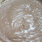 Для крема нужно взбить миксером размягчённое сливочное масло, постепенно добавляя сгущённое молоко и какао.