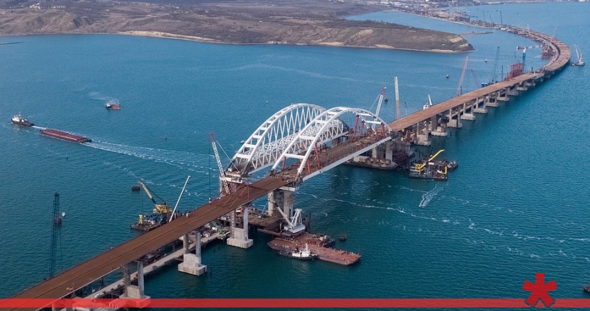 Крымский мост начали защищать от украинских диверсантов Крымский мост начали защищать от украинских диверсантов