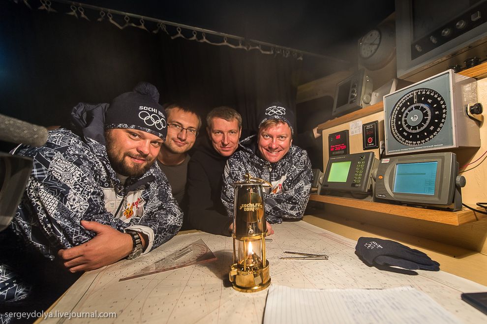 northpole03 Уникальные фотографии ледокола с воздуха на Полюсе в условиях полярной ночи