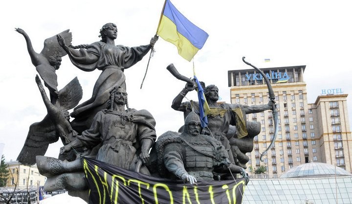 Шины горят на Майдане в Киеве, площадь затянута дымом