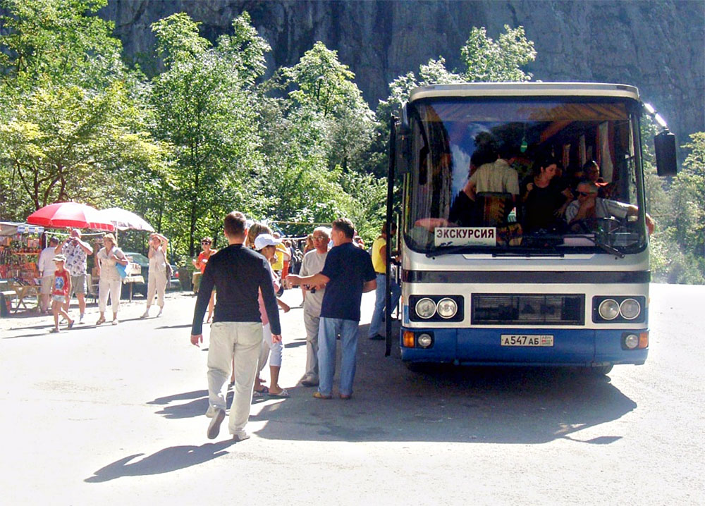 Экскурсионный автобус прибыл к Голубому озеру: ждет ли туристов "сюрприз"?