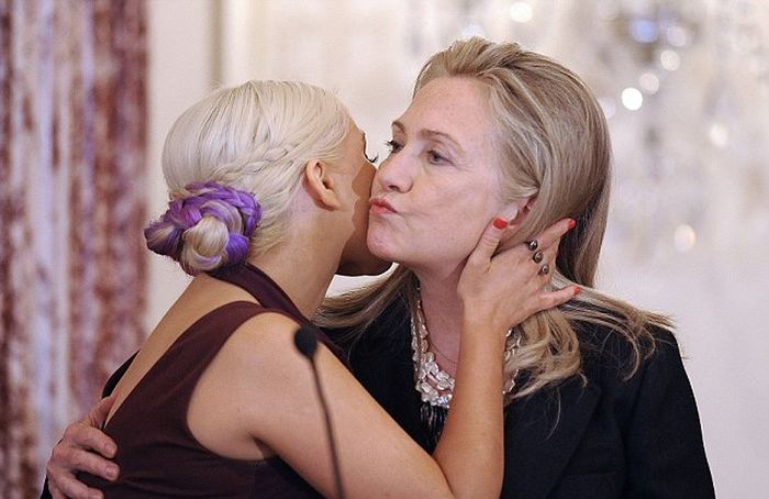 http://cdn.trinixy.ru/pics5/20121005/hillary_clinton_christina_aguilera_04.jpg