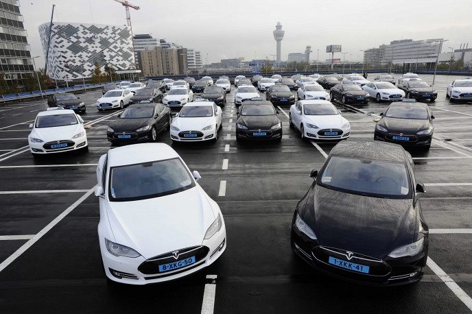 Электрические автомобили Tesla на стоянке в аэропорту Амстердама, Нидерланды, 2014 год